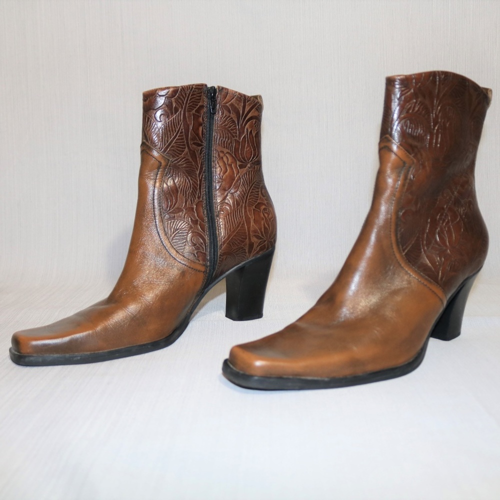 ARTIVA Women's Brown Leather Zip Up Ankle Boots